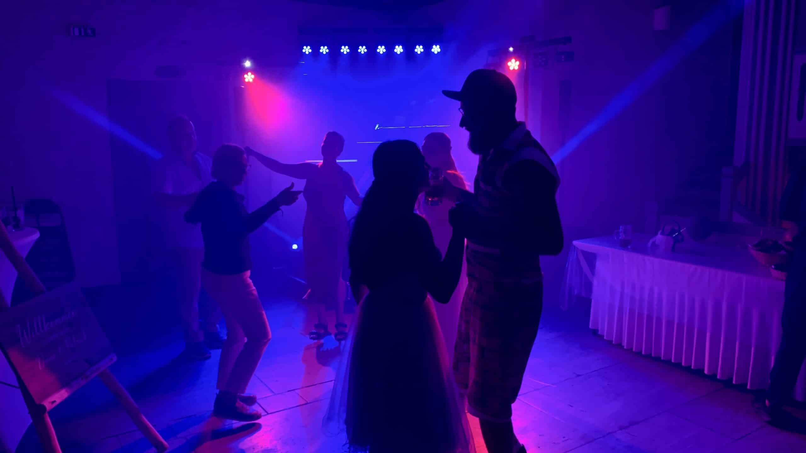 Tanzende Gäste bei einem Fest